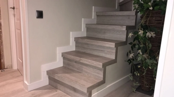 Forrar unas escaleras con parquet