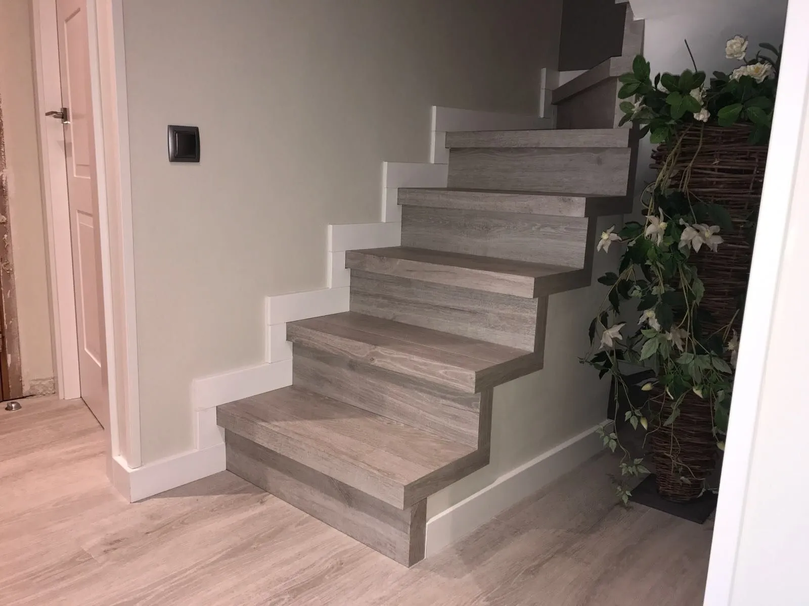 Forrar unas escaleras con parquet
