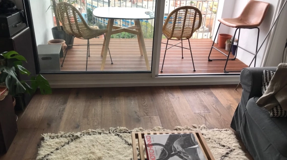 ¡Madera dentro y fuera en un piso!