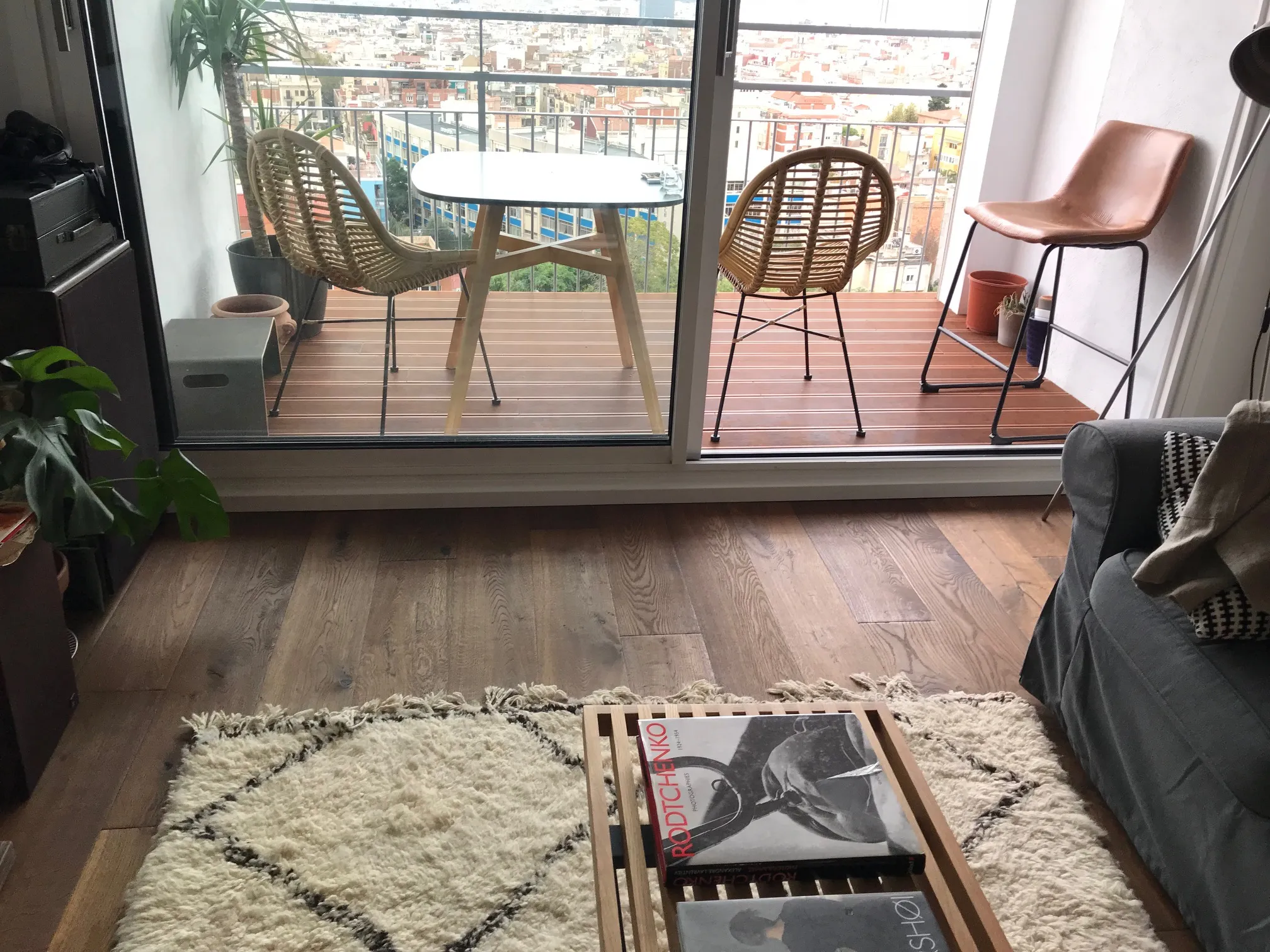 ¡Madera dentro y fuera en un piso!