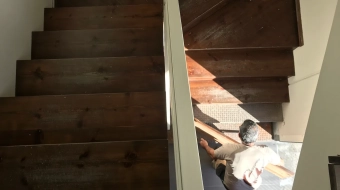 Escalera maciza de roble entablillado