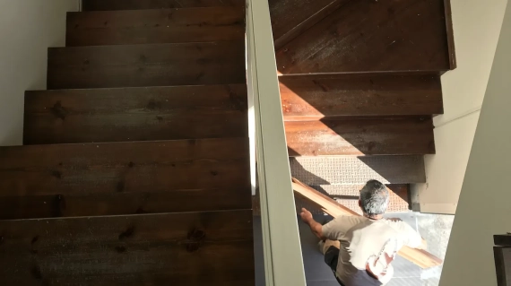 Escalera maciza de roble entablillado