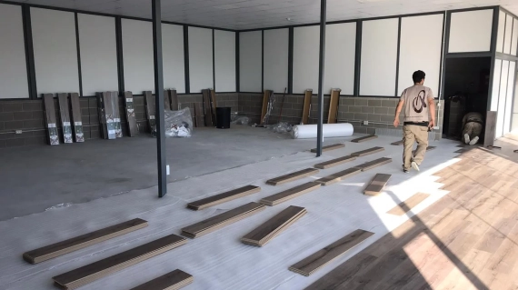 Parquet en una nave industrial