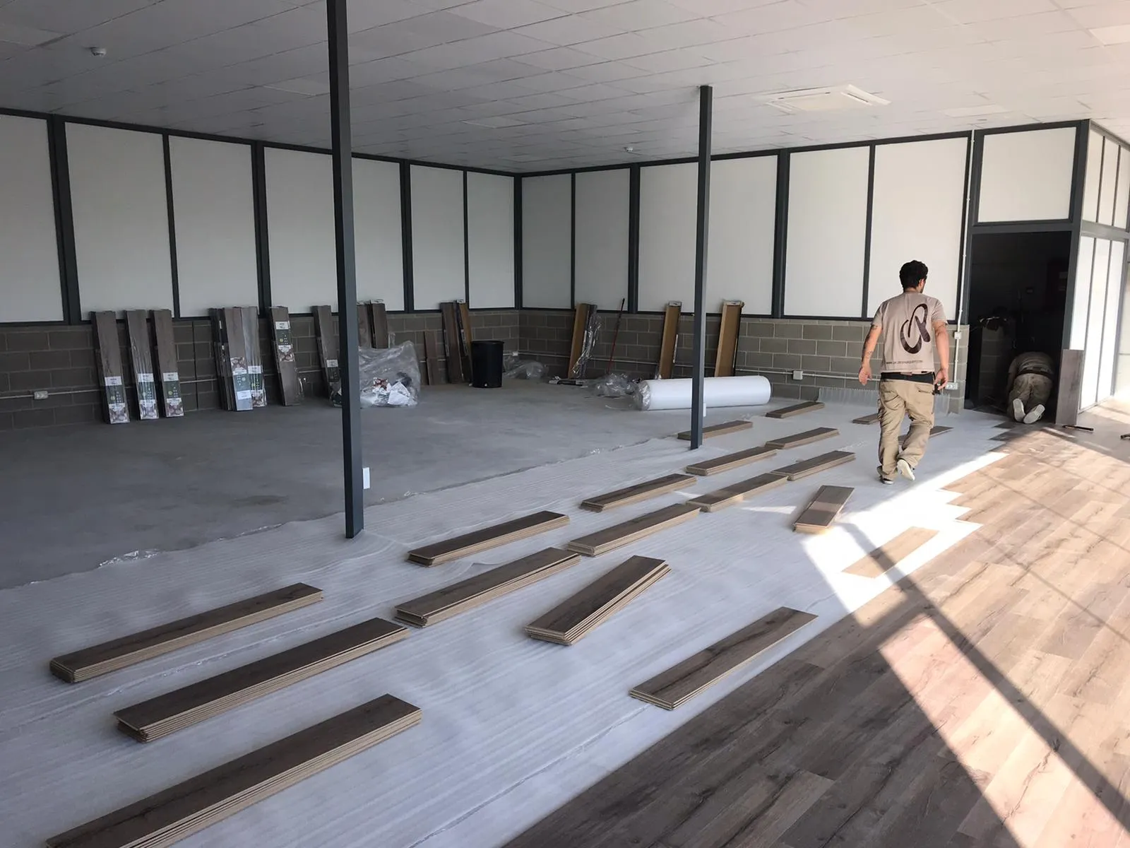 Parquet en una nave industrial