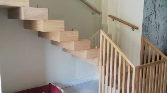 Escalera y parquet