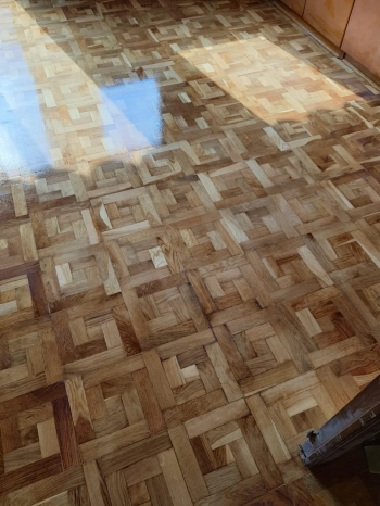 Parquet con taco y tarima de pino