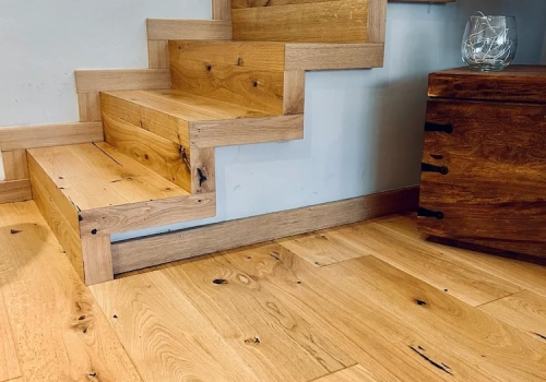Escalera y suelo de parquet