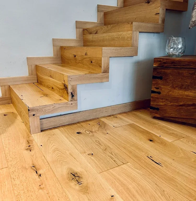 Escalera y suelo de parquet