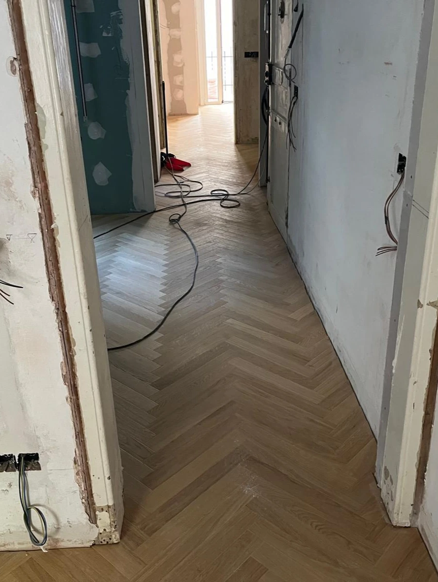 Parquet de madera de roble en espiga