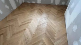 Parquet de madera de roble en espiga
