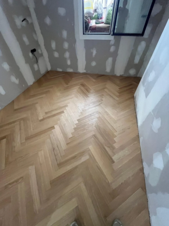 Parquet de madera de roble en espiga