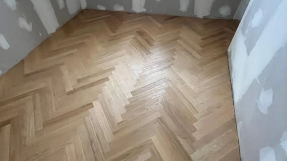 Parquet de madera de roble en espiga