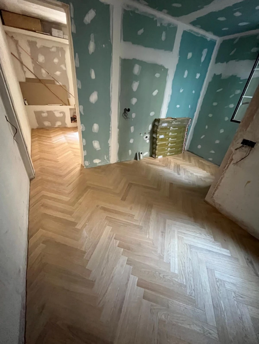 Parquet de madera de roble en espiga