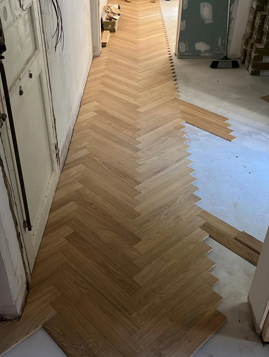 Parquet de madera de roble en espiga