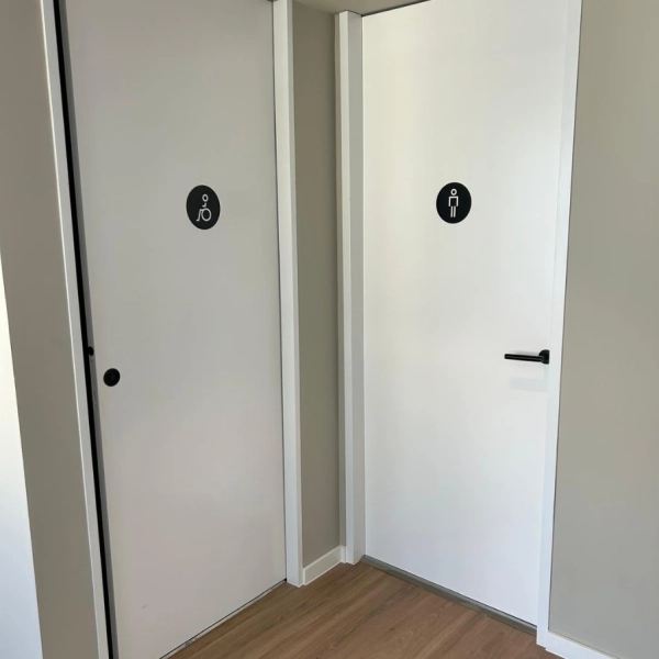 Instalación de tarima y puertas en oficina