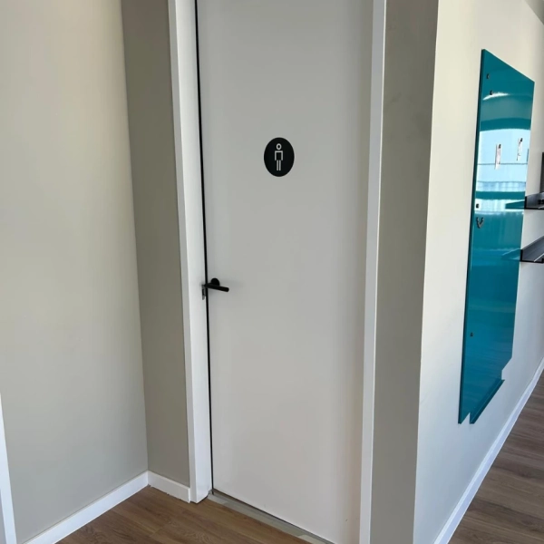 Instalación de tarima y puertas en oficina