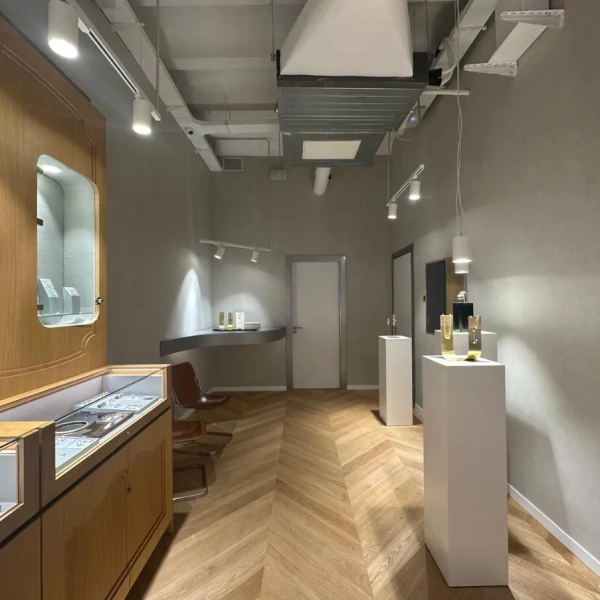 Instalación de parquet en punto Hungría en la joyería Aristocrazy