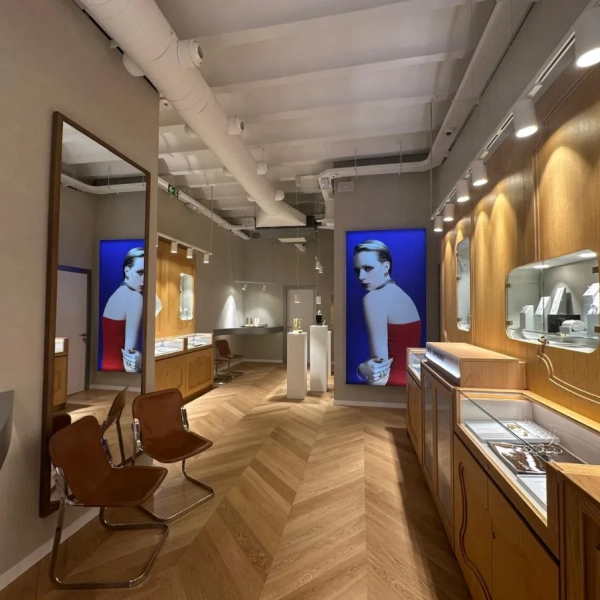 Instalación de parquet en punto Hungría en la joyería Aristocrazy