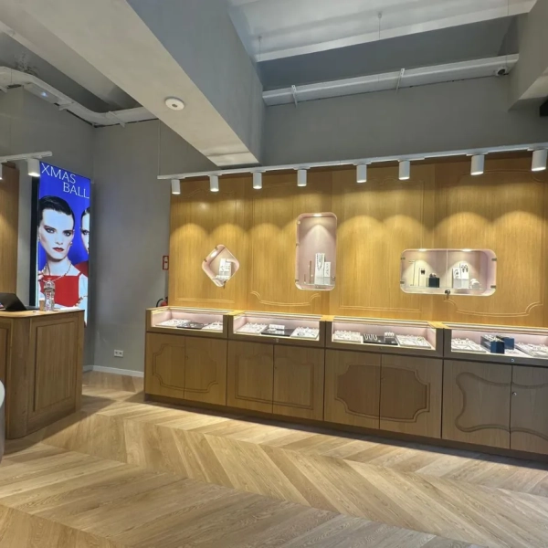 Instalación de parquet en punto Hungría en la joyería Aristocrazy