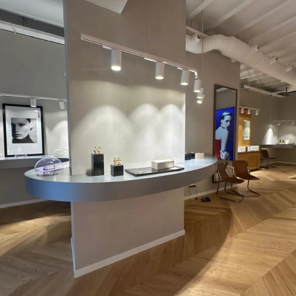 Instalación de parquet en punto Hungría en la joyería Aristocrazy