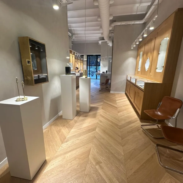 Instalación de parquet en punto Hungría en la joyería Aristocrazy