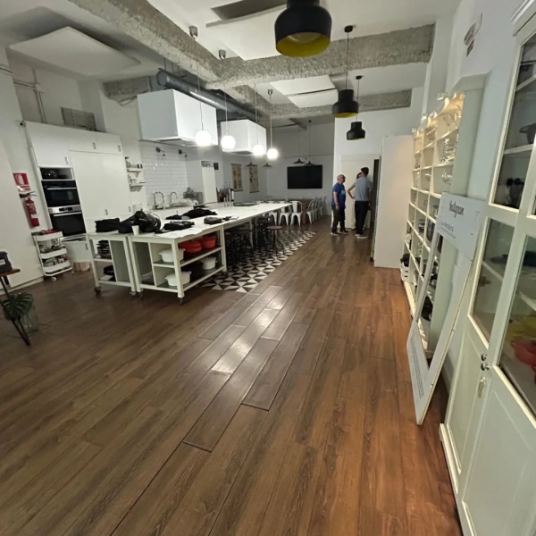 Retirada e instalación de un nuevo parquet en La Patente