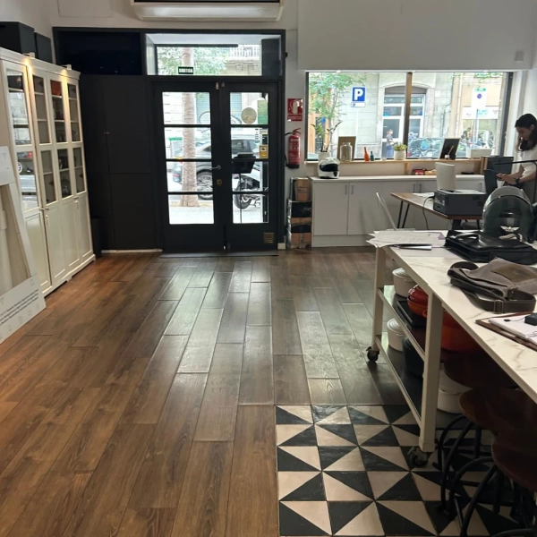 Retirada e instalación de un nuevo parquet en La Patente