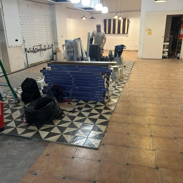 Retirada e instalación de un nuevo parquet en La Patente